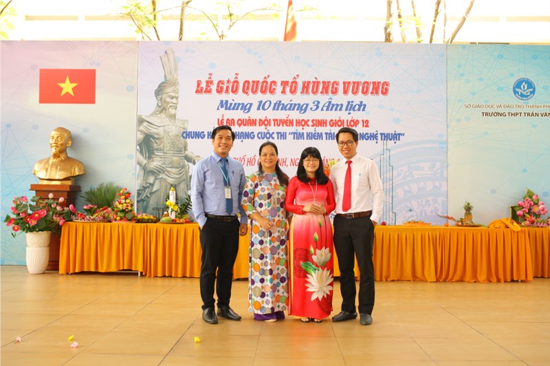 <a href="/tin-tuc-su-kien/de-nghi-xet-chon-co-van-thi-dong-xuan-nhan-giai-thuong-vo-truong-toan-nam-2022/ct/14207/466715">Đề nghị xét chọn Cô Văn Thị Đông Xuân <span class=bacham>...</span></a>