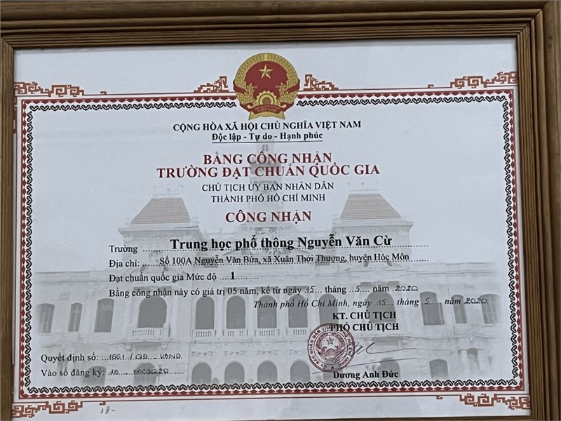 Bằng công nhận trường đạt chuẩn quốc gia mức độ 1 và Chứng nhận kiểm định chất lượng giáo dục cấp độ 2
