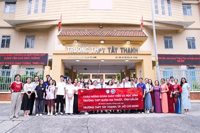Trường Trung học phổ thông Tây Thạnh giao lưu, chia sẻ kinh nghiệm với trường Trung học phổ thông Buôn Ma Thuột