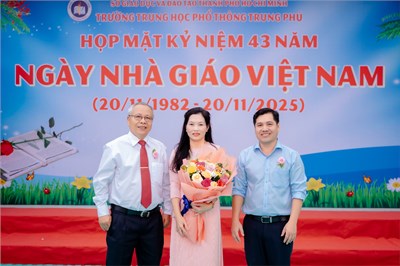 Tuyên dương giáo viên đạt giải thưởng Võ Trường Toản năm 2025 - cô Đặng Thanh Hoa - tổ trưởng tổ Lịch Sử